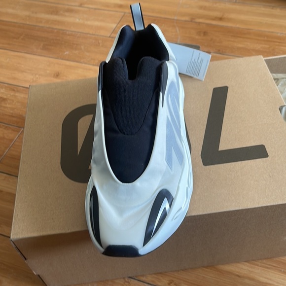 AUTHENTIC YEEZY MNVN 700, MENS 7.5. WMNS 8/8.5 NWT - Picture 8 of 15
